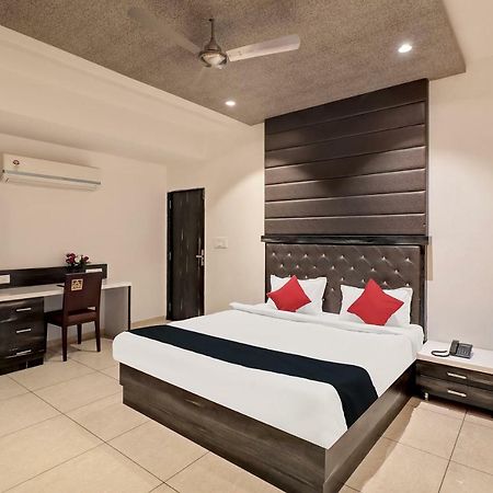 Dev Motel And Banquet Nadiād Εξωτερικό φωτογραφία